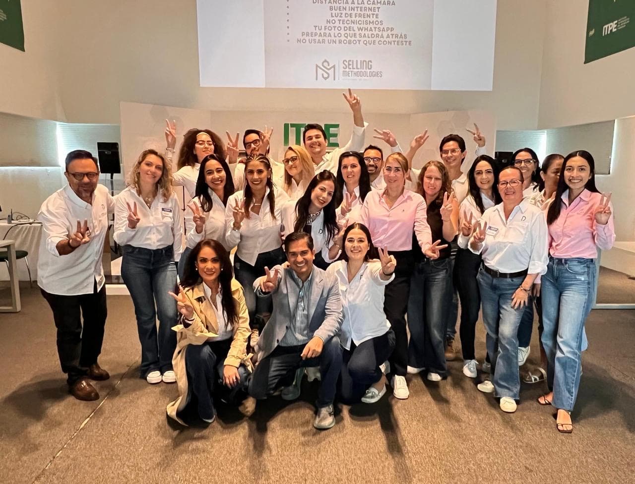 Miguel Gámez con participantes de una experiencia formativa