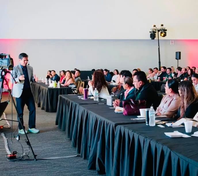 Miguel Gámez impartiendo una presentación empresarial